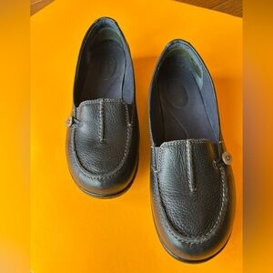 Clarks Collection Deep Blue Leather Slide On Loafers with Button Accent Size 7.5